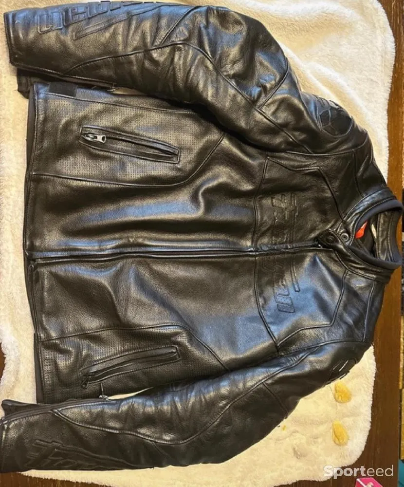 Blouson de moto  d'occasion Ajouté le : 04/12/2023