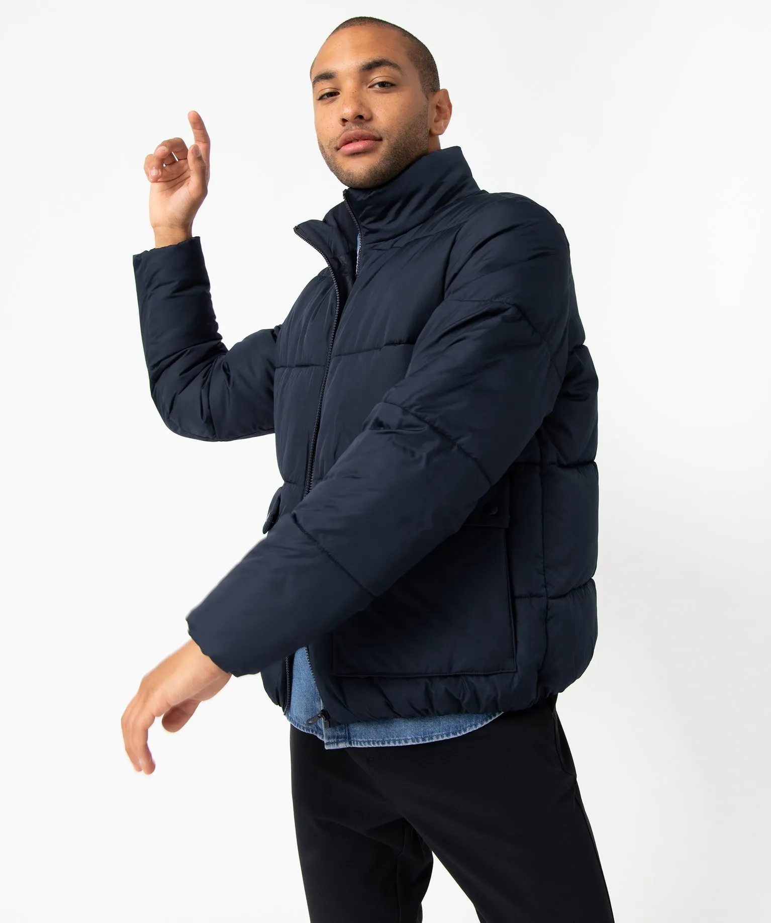 Blouson homme matelassé avec larges poches à rabat bleu fonce