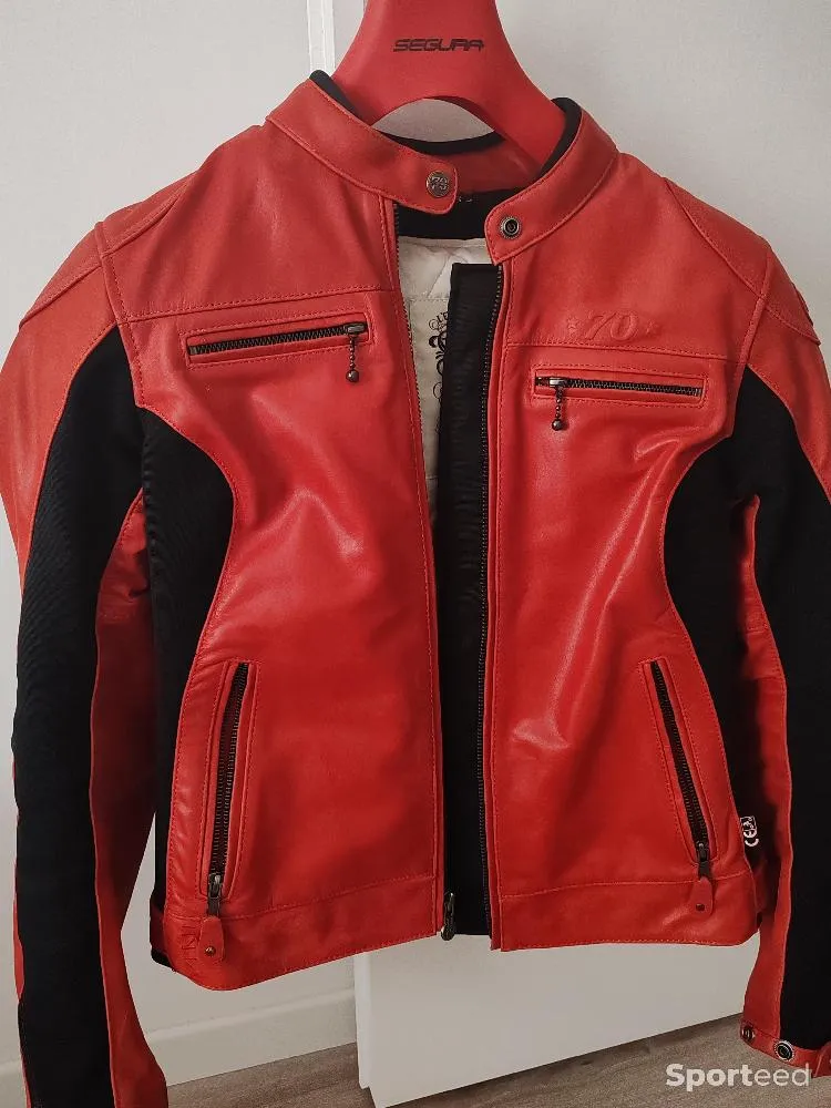 Blouson moto cuir d'occasion Ajouté le : 02/01/2024