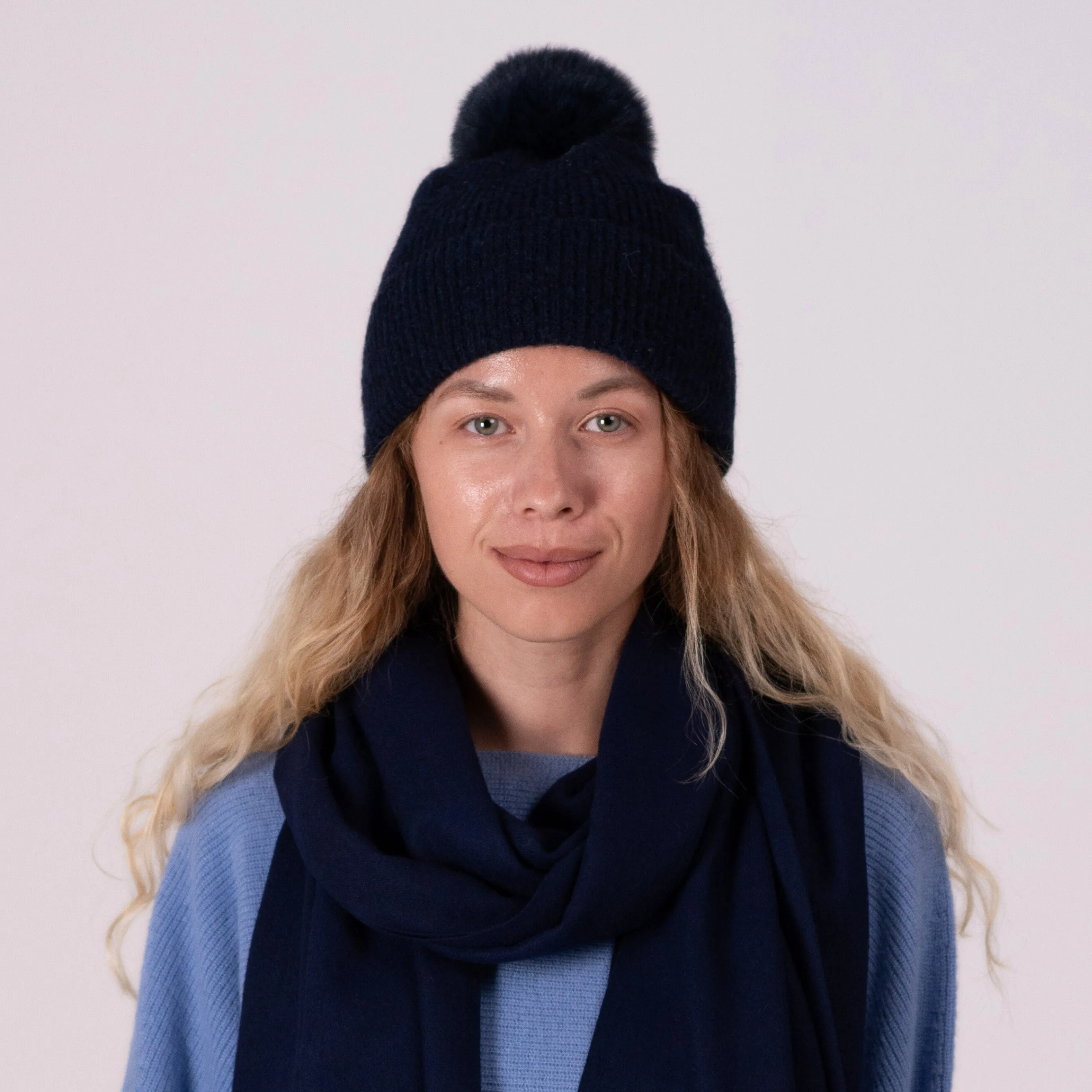 Bonnet cachemire bleu marine pompon