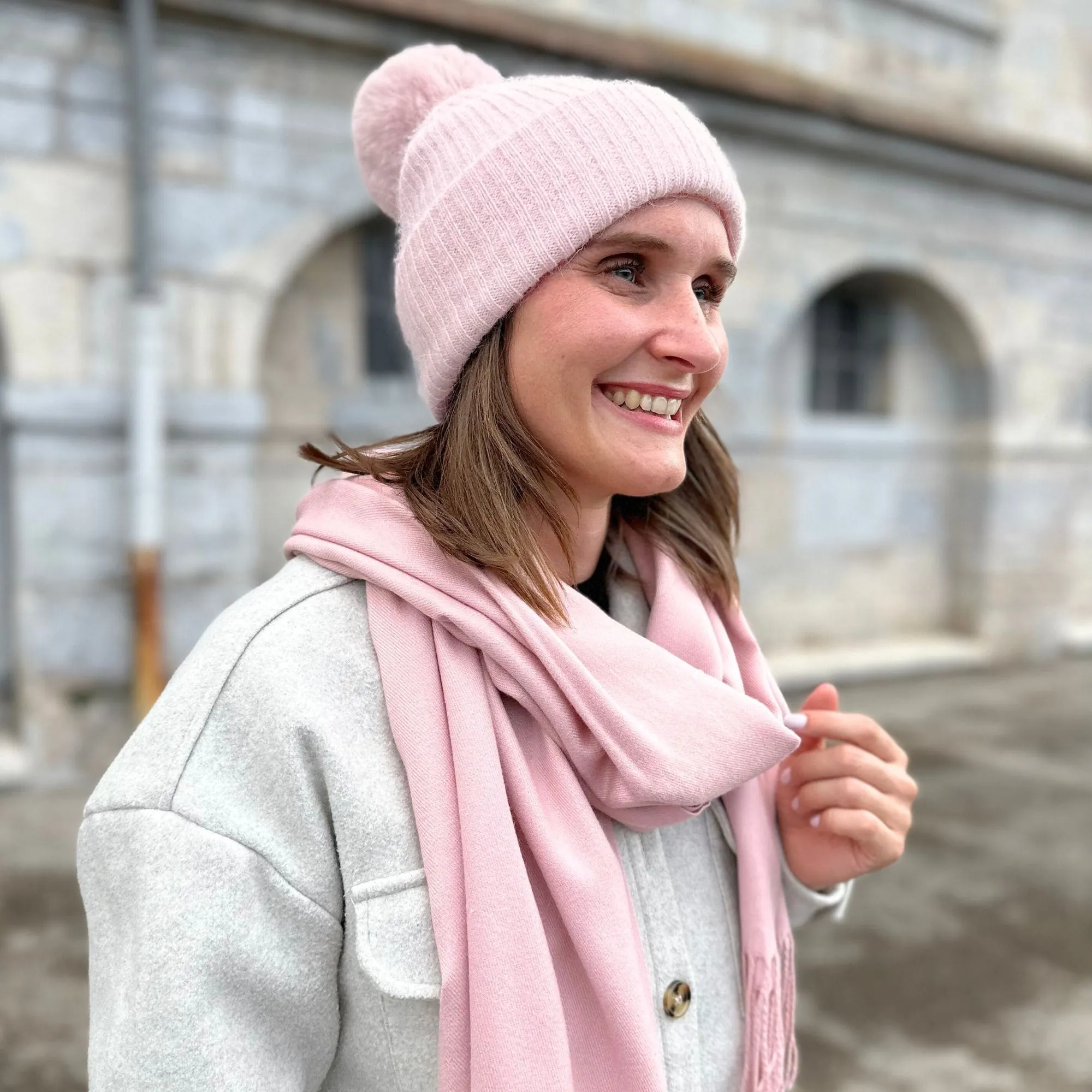 Bonnet cachemire rose poudré pompon | ultra chaud