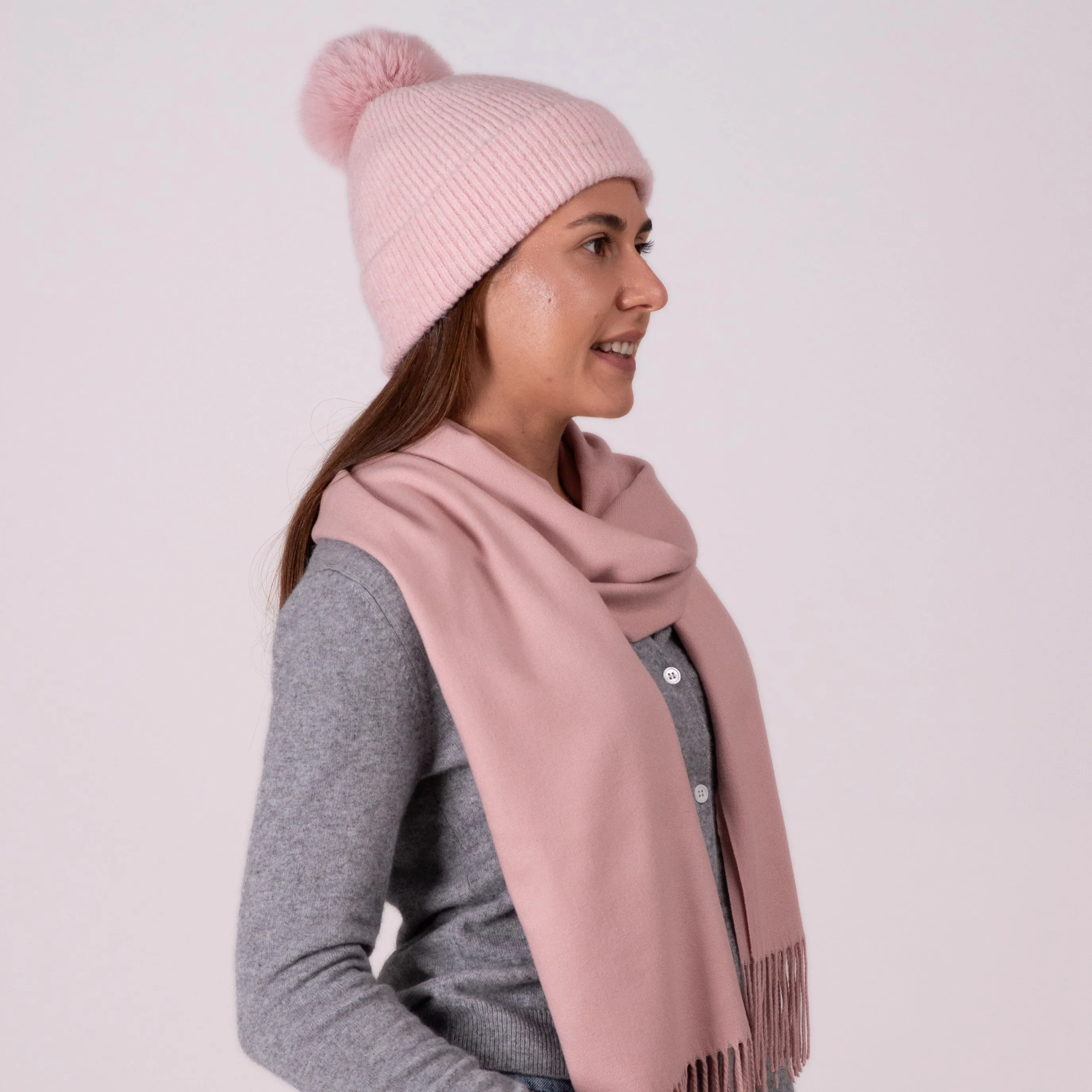 Bonnet cachemire rose poudré pompon