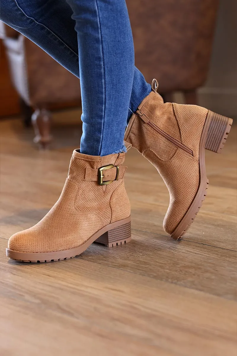 Boots camel clair en suédine souple ajourée avec boucle et petit talon