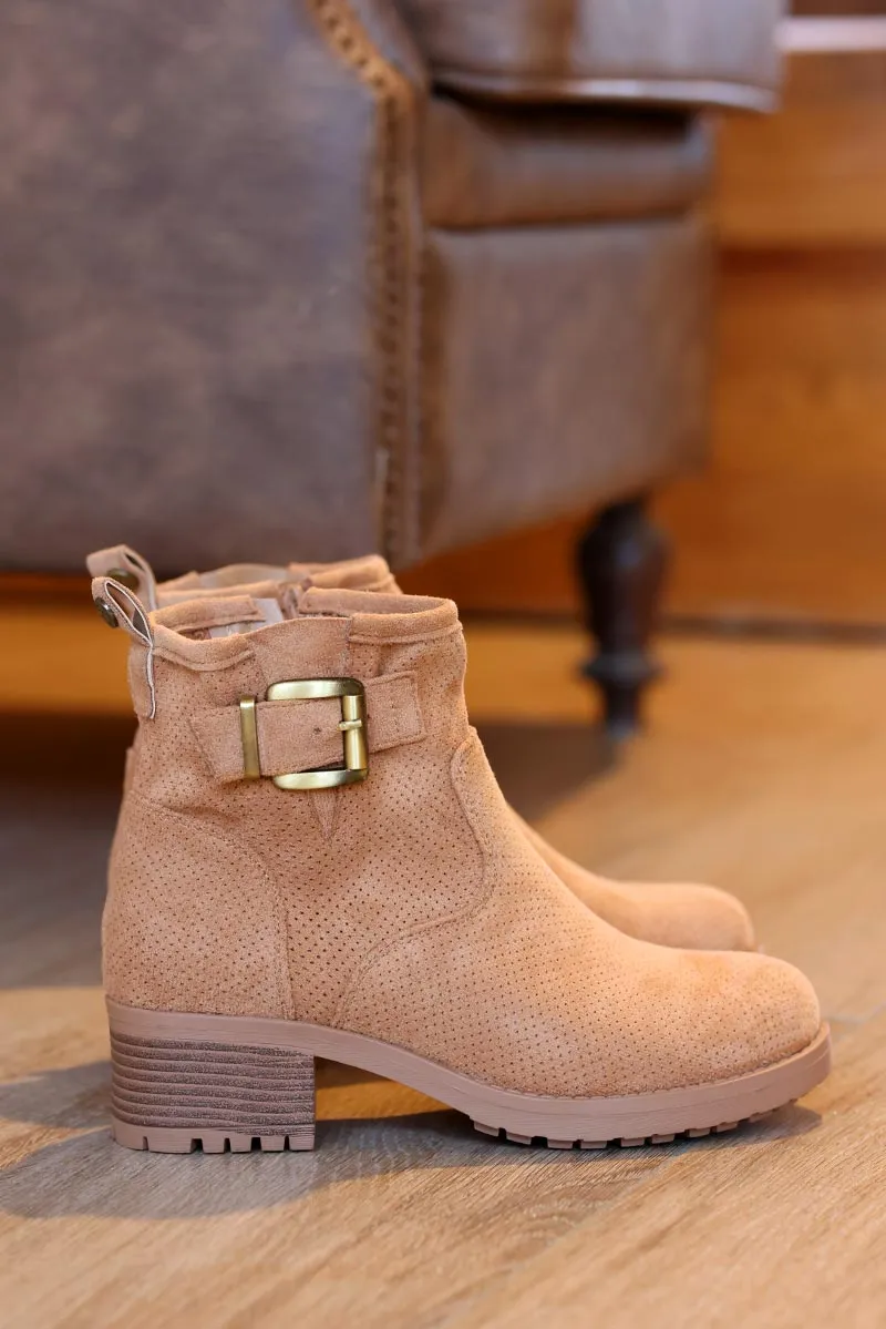 Boots camel clair en suédine souple ajourée avec boucle et petit talon