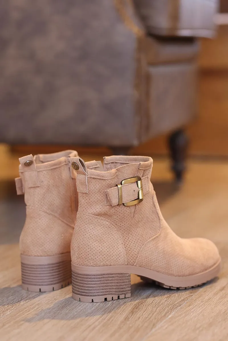 Boots camel clair en suédine souple ajourée avec boucle et petit talon