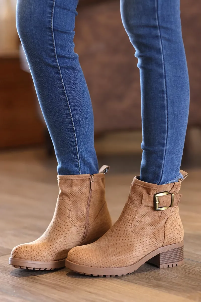 Boots camel clair en suédine souple ajourée avec boucle et petit talon