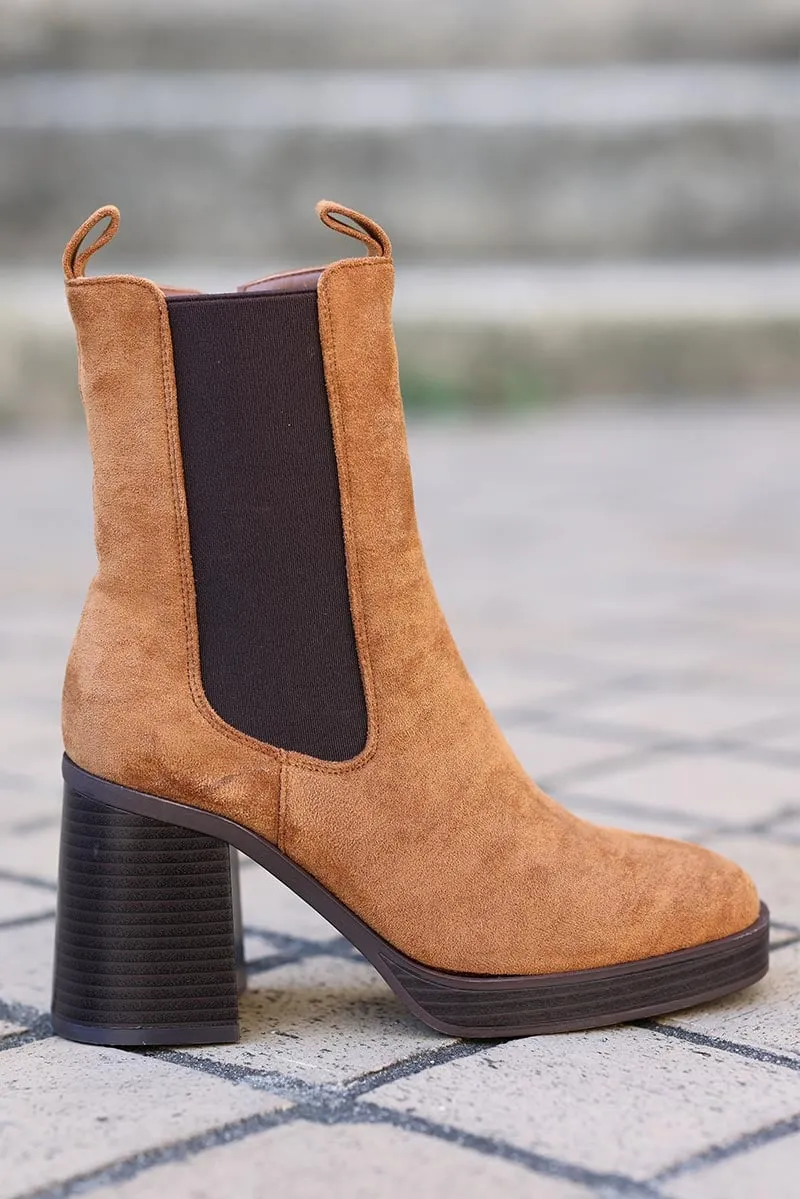 Boots chelsea camel en suédine talon évasé