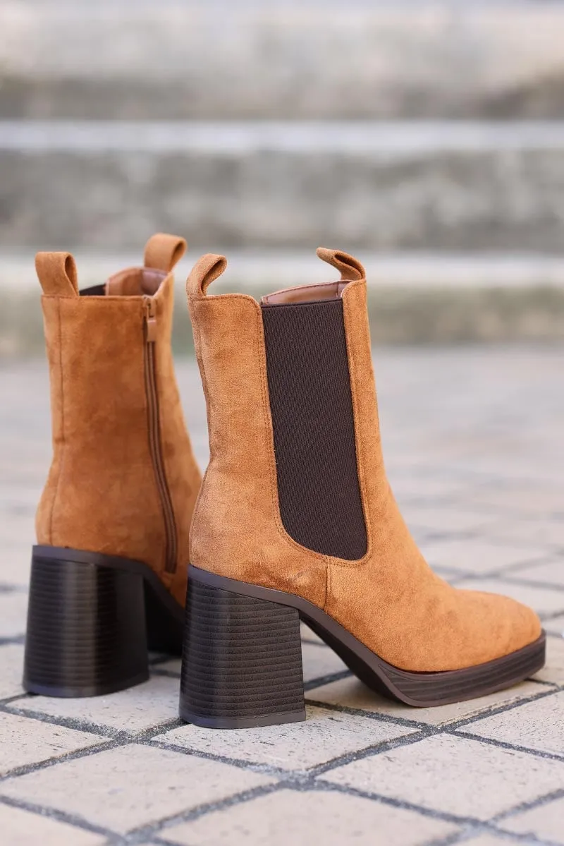 Boots chelsea camel en suédine talon évasé