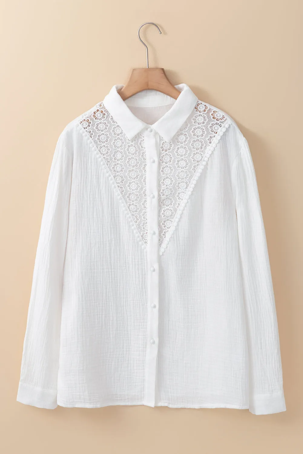 Chemise froissée en dentelle florale blanche