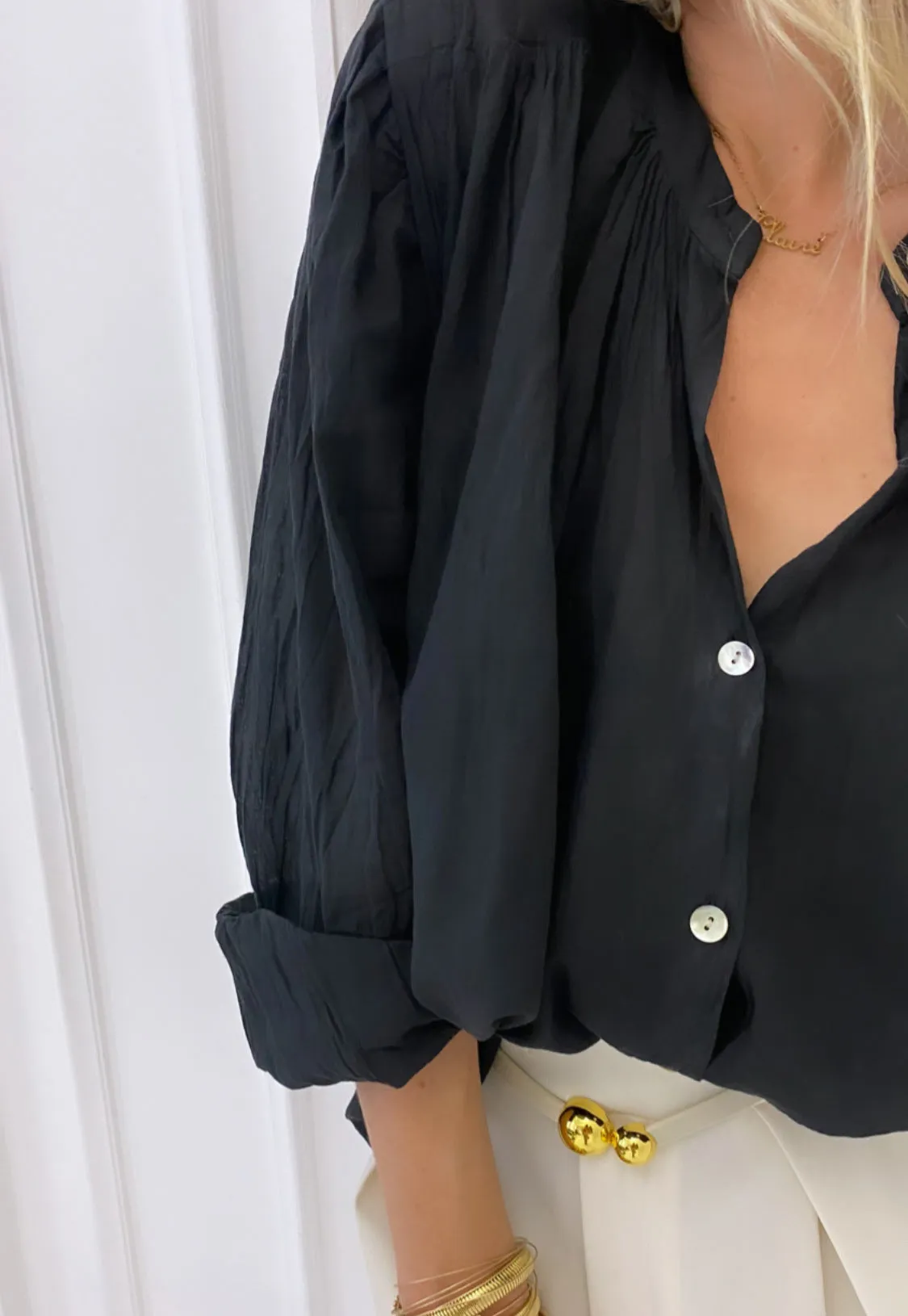 Chemise noire en coton à épaulettes