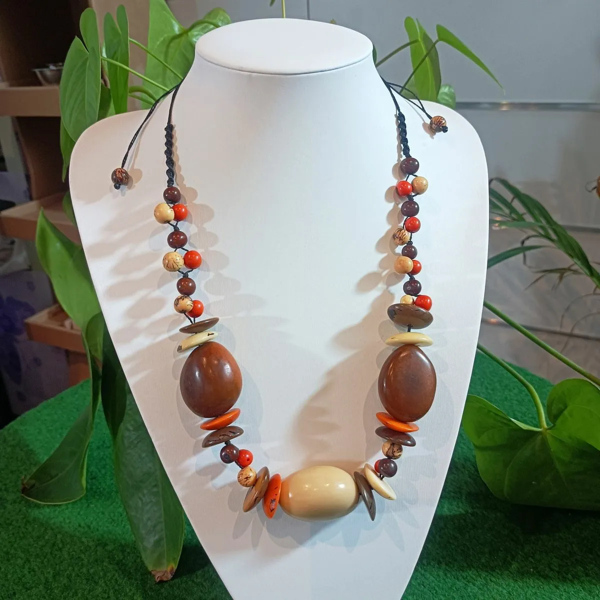 Collier kumba marron-beige-orange en ivoire végétal