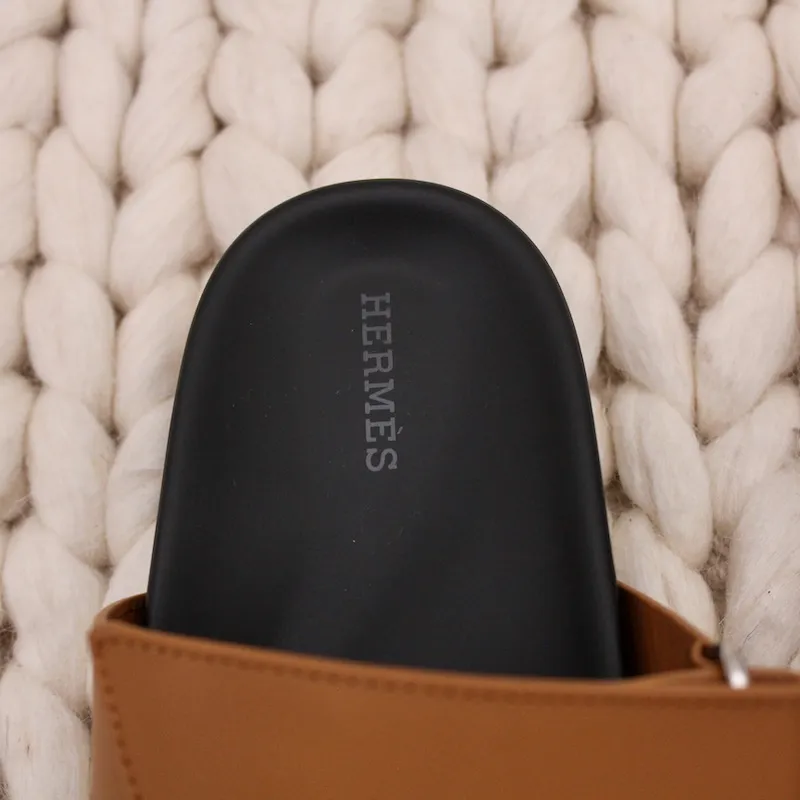 Mules Chypre en cuir camel p.39 –  Hermès