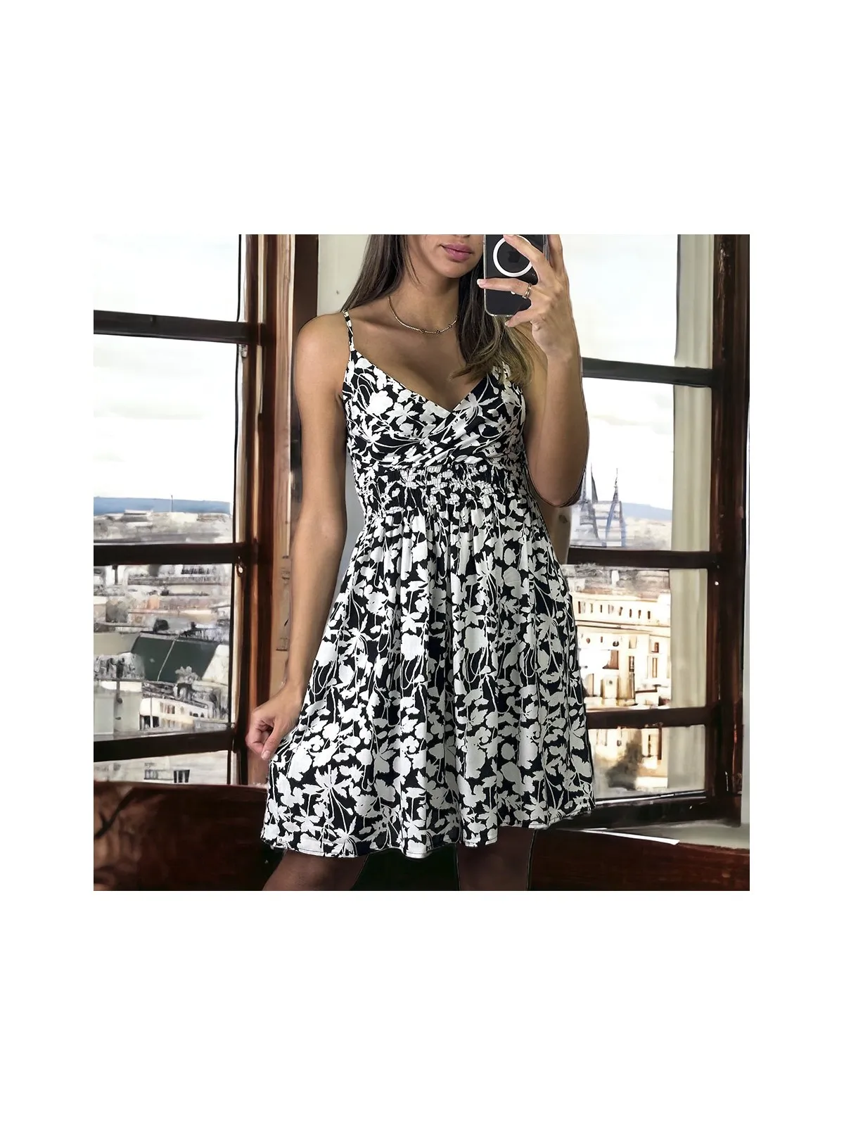 Robe motif fleuris noir et blanc à bretelle froncé a la taille