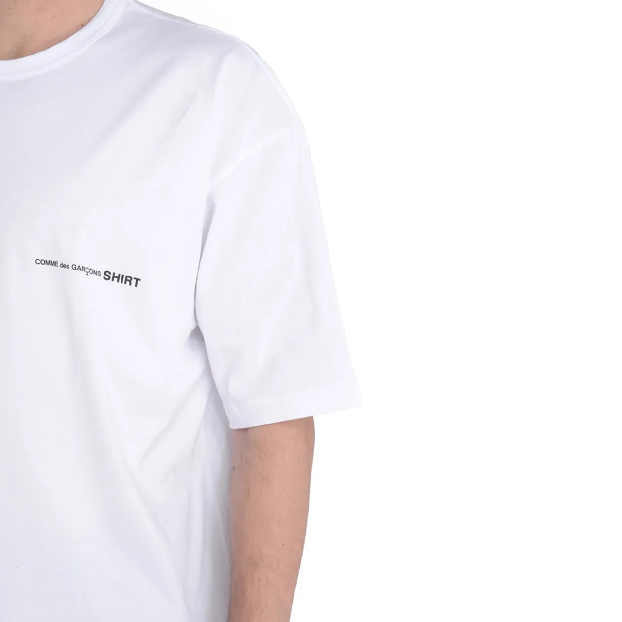 T-shirt over Comme des Garcons Chemise blanche