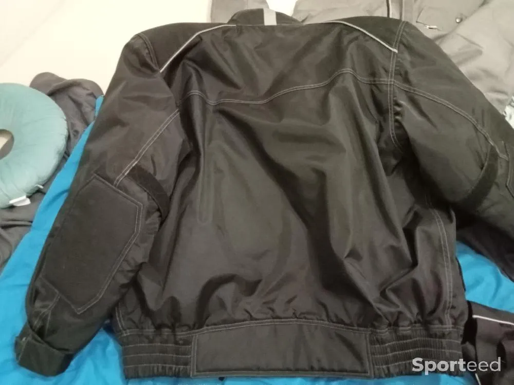 Veste blouson de moto XL d'occasion Ajouté le : 04/09/2023