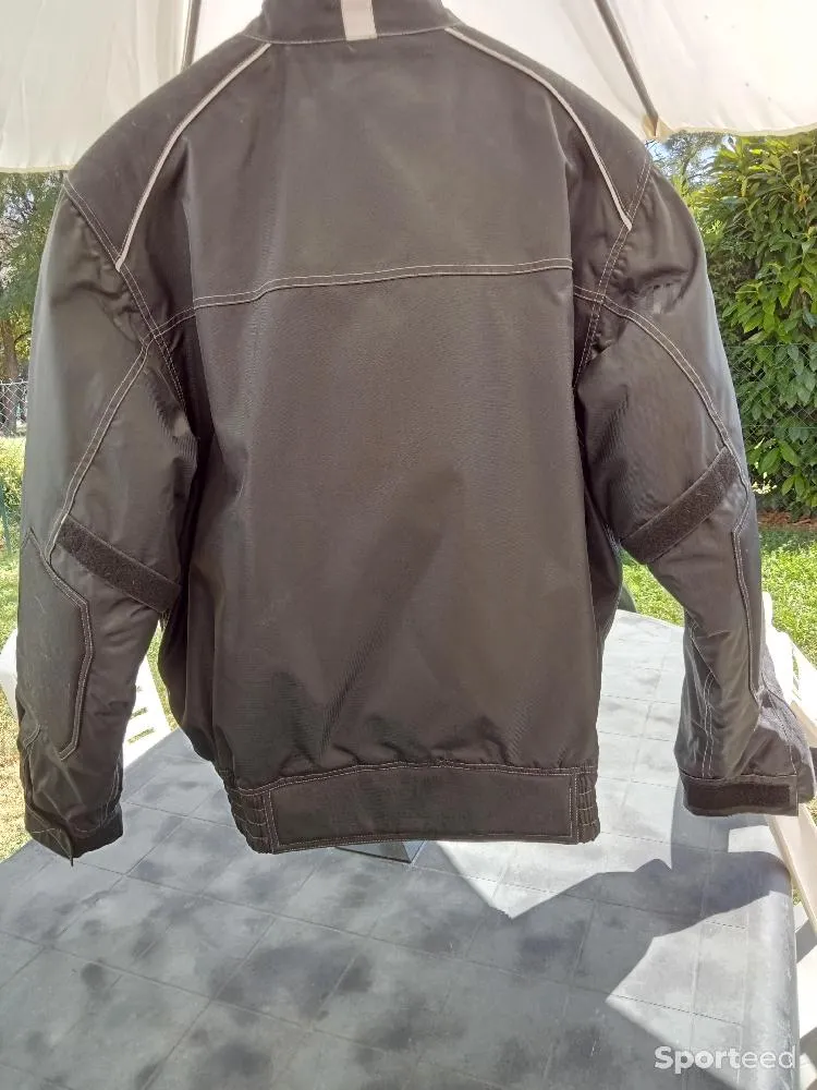 Veste blouson de moto XL d'occasion Ajouté le : 04/09/2023